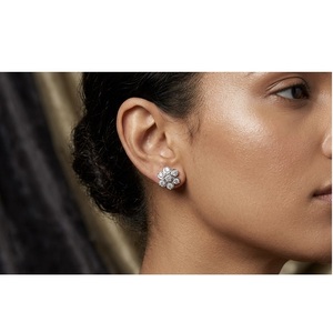 Pendientes de diamantes cultivados en laboratorio con diseño floral en oro de 10 quilates, elegantes joyas florales finas, fabricante mayorista para mujeres. - Product Image 1