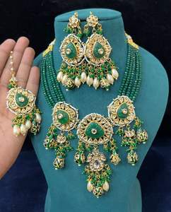 ชุดเครื่องประดับสร้อยคอลูกปัดแบบไม่ได้เจียระไนแบบสวยชุดเครื่องประดับสร้อยคอสำหรับงานแต่งงานของอินเดียพร้อมต่างหูสร้อยคอ Meenakari ที่ได้แรงบันดาลใจจากราชินี - Product Image 3
