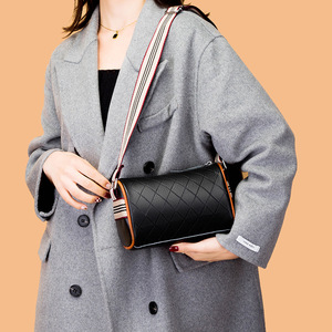 Sac à bandoulière matelassé en cuir véritable pour femme, collection 2025, avec large sangle, tendance et mode, en liquidation de marchandises diverses - Product Image 4
