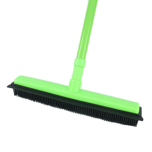Balai en caoutchouc de 47 pouces pour enlever les poils d'animaux, râteau à tapis en TPR, brosse à plancher avec raclette, balais et outils de nettoyage - Product Image 1