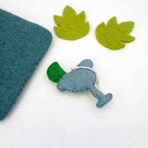 Margarita de fieltro de lana cosida a mano, de 10 cm, para juguete educativo: Comercio justo y hecho a mano de forma ética - Product Image 2