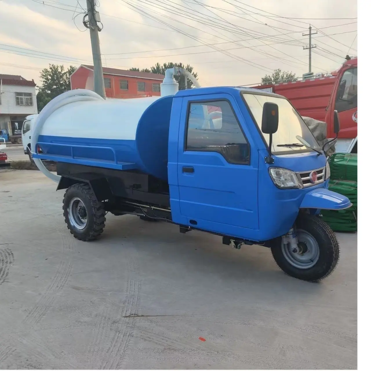 Small three-wheel fecal suction truck sewage suction truck diesel sewage suction truck