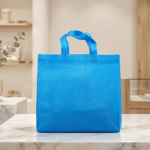 Bolsas no tejidas tipo tote anguladas con logo serigrafiado, reciclables, con parche, venta al por mayor, para publicidad de ropa universal, con base. - Product Image 1