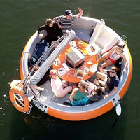 Bateau barbecue électrique en forme de donut, 6 places, avec grill rond, parasol et moteur hors-bord, idéal pour la location en station balnéaire