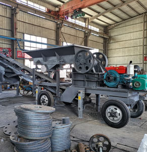 Concasseur à mâchoires mobile PE-150*250, portable et efficace, pour la fabrication de pierres et de sable - Product Image 1