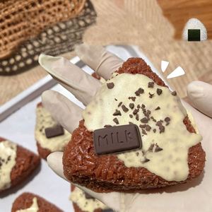 Jouet Squishy Réaliste en Forme de Boule de Riz Triangulaire de 7 cm, Nouveau, au Chocolat au Lait, en TPR, Anti-Stress, Cadeau pour Enfants et Adultes, Idéal pour la Détente - Product Image 3