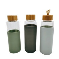 Botol kaca borosilikat bebas BPA, botol air panas lengan silikon dengan tutup bambu alami