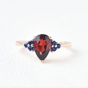 Anello di fidanzamento con granato, anelli con granato in oro giallo, anello solitario con granato scuro a forma di goccia d'acqua - Product Image 1