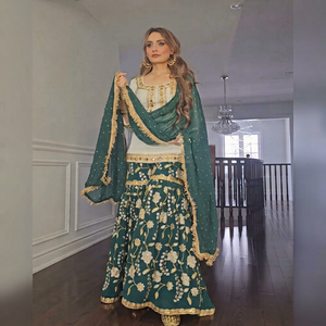 Conjunto de top de seda Malai con bordado de diseñador y trabajo artesanal de papel y espejo, con sharara y dupatta, completamente cosido y listo para usar. - Product Image 1