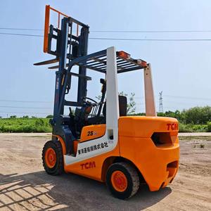 Montacargas TCM FD25 de 2.5 Toneladas de Segunda Mano en Buen Estado, Motor Japonés, Elevación Hidráulica, Desplazador Lateral, Mástil de Dos Etapas - Product Image 1