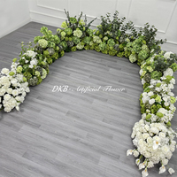 Arrangement floral de mariage romantique et moderne, bouquet floral luxueux blanc et vert pour la décoration de la scène de la cérémonie de mariage