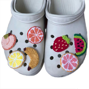 Breloques de chaussures en polyester faites à la main et personnalisées pour <span class=keywords><strong>Crocs</strong></span>, cadeaux promotionnels pour événements professionnels, décoration multifonctionnelle au point de poinçon pour le bricolage - Product Image 2