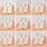 Set de Collar con Dije de Letra y Aretes de Acero Inoxidable Unisex para Mujeres y Chicas Bañados en Oro