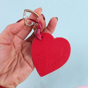 Vente en gros sac de femme mignonne, ornementation de boules bouffantes avec pompon porte-clés en cuir en forme de coeur avec glands/ - Product Image 2