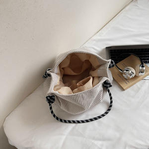 Bolso de hombro para mujer, de gran capacidad, estilo británico moderno, de terciopelo ligero, muy vendido. - Product Image 4