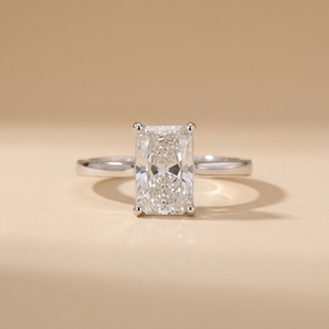 Élégante bague de fiançailles et de mariage classique en or blanc 14 carats avec diamant de laboratoire taille radiant de 2 carats, plaqué rhodium - Product Image 1