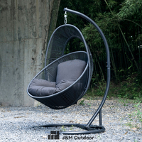 Fauteuil suspendu en rotin gris moderne J&M Outdoor avec coussin - Mobilier de jardin portable pour villa et atelier