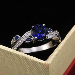 แหวนแซฟไฟร์ผู้หญิง F183 รูปไข่ พลอยธรรมชาติ ประดับเพชรแบบหนามเตย แหวนแฟชั่นสำหรับหมั้น - Product Image 4
