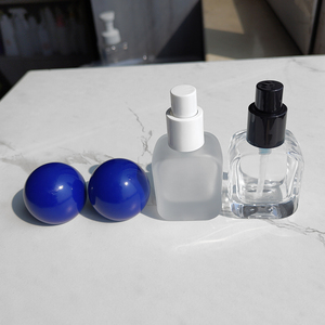 Flacon <span class=keywords><strong>de</strong></span> parfum sphérique bleu <span class=keywords><strong>Klein</strong></span> 20 ml, transparent mat, flacon pulvérisateur vide individuel - Product Image 3