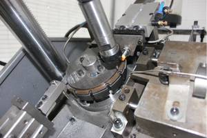 เครื่องต๊าปเกลียวอัตโนมัติเต็มรูปแบบพร้อมหัวต๊าปแบบลม รองรับเกลียว M3-M20 ป้อนและถอดชิ้นงานอัตโนมัติ 40-80 ชิ้น/นาที - Product Image 1