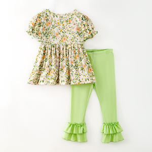 סט מוכן למשלוח לבנות, טופ קז'ואל אביב-קיץ עם רקמה של אלוהים טוב ופרחים, עם מכנסיים ירוקים חלקים ומעוטרים בקפלים. - Product Image 2