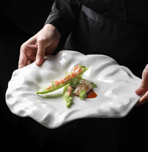 Assiettes à volants en céramique blanche pure Assiettes alimentaires occidentales <span class=keywords><strong>haut</strong></span> <span class=keywords><strong>de</strong></span> <span class=keywords><strong>gamme</strong></span> Assiettes <span class=keywords><strong>de</strong></span> service peu profondes Formes uniques <span class=keywords><strong>pour</strong></span> <span class=keywords><strong>vaisselle</strong></span> élégante - Product Image 5