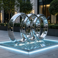 Sculpture de repère à quatre anneaux en acier inoxydable, avec logo de marque personnalisé et fontaine LED pour showroom de voitures de luxe et centre commercial