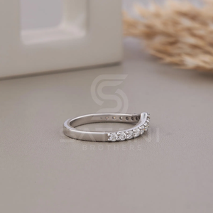 Bague de mariage élégante en moissanite en forme de chevron avec quinze pierres rondes, en argent sterling, en forme de V, incurvée, pour femmes, en provenance d'Inde - Product Image 4