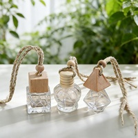 Bouteille de parfum pour voiture en verre transparent carré de haute qualité, avec bouchon couronne et couvercle en bois, impression sérigraphique, capacité 5ml/8ml/10ml, à suspendre, vente en gros