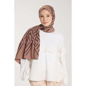Écharpe en soie Pure Tone avec motif en V, couleur café au lait - Product Image 3
