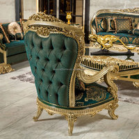 Ensemble de canapés classiques de luxe européens sculptés à la main en tissu vert brodé avec table basse pour salon d'appartement