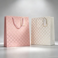 Trendige Geschenkverpackungstaschen im Angebot: Luxuriöse, elegante, goldgeprägte, umweltfreundliche Geschenk- und Einkaufspapiertüten mit Griff und Anhänger