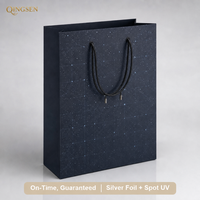 Sac en papier personnalisé OEM avec poignée en corde de coton torsadée, motif carte des étoiles, impression UV sélective et dorure argentée, pour vêtements, cadeaux et boutiques