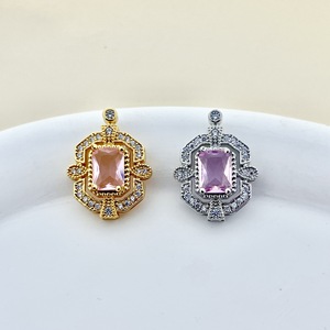 Pendentif géométrique en zircon taille émeraude avec breloques en cristal, pour usage quotidien, serti clos en cuivre plaqué, Yiwu Hiver 2024 - Product Image 4