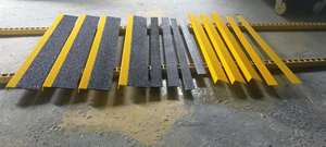 Material básico 304 316 Acero inoxidable antideslizante nariz de escalera con revestimiento de grano de carburo de silicio piezas de escalera de calidad superior - Product Image 6