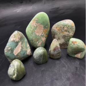 Crisoprasa natural de forma libre, completamente pulida, tono verde vibrante, superficie lisa, pieza única, perfecta para coleccionistas. - Product Image 2