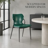 Chaise de salle à manger moderne aspect cuir vert, assise et dossier intégrés avec accoudoirs à boucles, pieds en métal gris pour restaurant