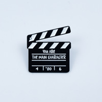 Spille in metallo all'ingrosso con lettere, spille smaltate personalizzate per cinema e televisione, badge divertenti in nichel nero, regalo promozionale