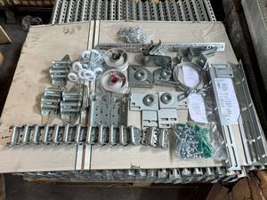 مناسب للسوق الأمريكي: أبواب كراجات أوتوماتيكية قطاعية صناعية مقاسات 8*7 / 16*7 / 8*8 / 16*8 بوصة، مع أجهزة وملحقات أبواب الكراجات. - Product Image 5