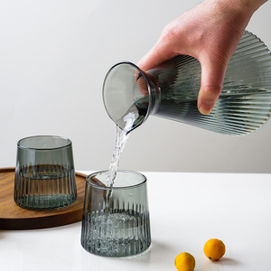 Vente en gros de carafes à boisson en verre soufflé à la main, résistantes aux hautes températures, de 1100 ml, aux couleurs vives et variées, pour jus de fruits - Product Image 4