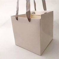 Sac cadeau de luxe personnalisé avec logo floral, ruban et papier d'art pour emballage de bouquets et cadeaux floraux ou artisanaux