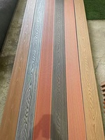 Planches de terrasse carrées en WPC brossé avec installation par clips, surface imperméable à l'eau à effet bois pour extérieur