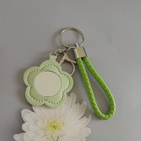 Miroir miniature en forme de fleur à la mode, miroir de maquillage en cuir PU en gros avec porte-clés, miroir multifonctionnel à suspendre pour sac