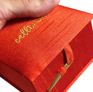 Caja de Joyería de Cartón Rígido Rojo Personalizada, Estuche de Almacenamiento de Relojes con Cinta de Terciopelo y Cierre de Hebilla - Product Image 4