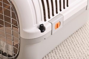 Cage de transport <span class=keywords><strong>pour</strong></span> animaux de compagnie 304 avec porte chromée, bol, séparateur d'urine, puits de lumière et option personnalisable - Product Image 4