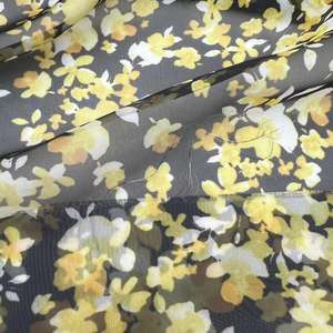 Suelo negro <span class=keywords><strong>con</strong></span> <span class=keywords><strong>flores</strong></span> amarillas impresas 30D 40gsm 100% poliéster tejido liso <span class=keywords><strong>transparente</strong></span> tela de tul de gasa para mujer - Product Image 6
