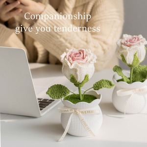 Flor de ganchillo hecha a mano con acabado personalizado, simulación de rosa en maceta, decoración de flores tejidas para escritorio de oficina. - Product Image 4
