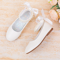 Chaussures plates Mary Jane personnalisées OEM pour filles, en cuir PU blanc mat, avec perles, bride de cheville et nœud en ruban de satin, pour la Communion Sainte