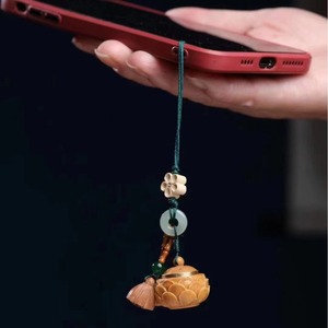 Pendentif de téléphone en bois de santal vert, gourde de lotus creuse, style chinois, diffuseur sculpté, ornement porte-clés avec cordon - Product Image 1