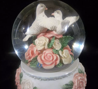 Produttore di Globi di Neve Musicali in Poliresina Personalizzati OEM con Statuetta di Colomba per Regali di Nozze, Rivenditori e Acquirenti di Marchi